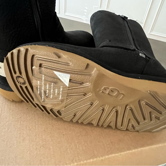 UGG Australia girls Kensington black leather boot with zipper. Size 10 NEW - Picture 3 of 4